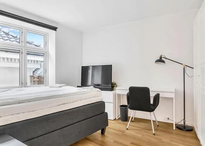 Penthouse In Heart Of - 4br 2 Bath Apartment *