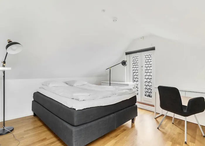 Penthouse In Heart Of - 4br 2 Bath Apartment *